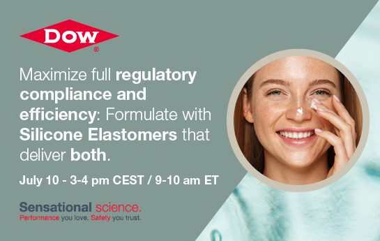 一位女士在脸上涂抹奶油