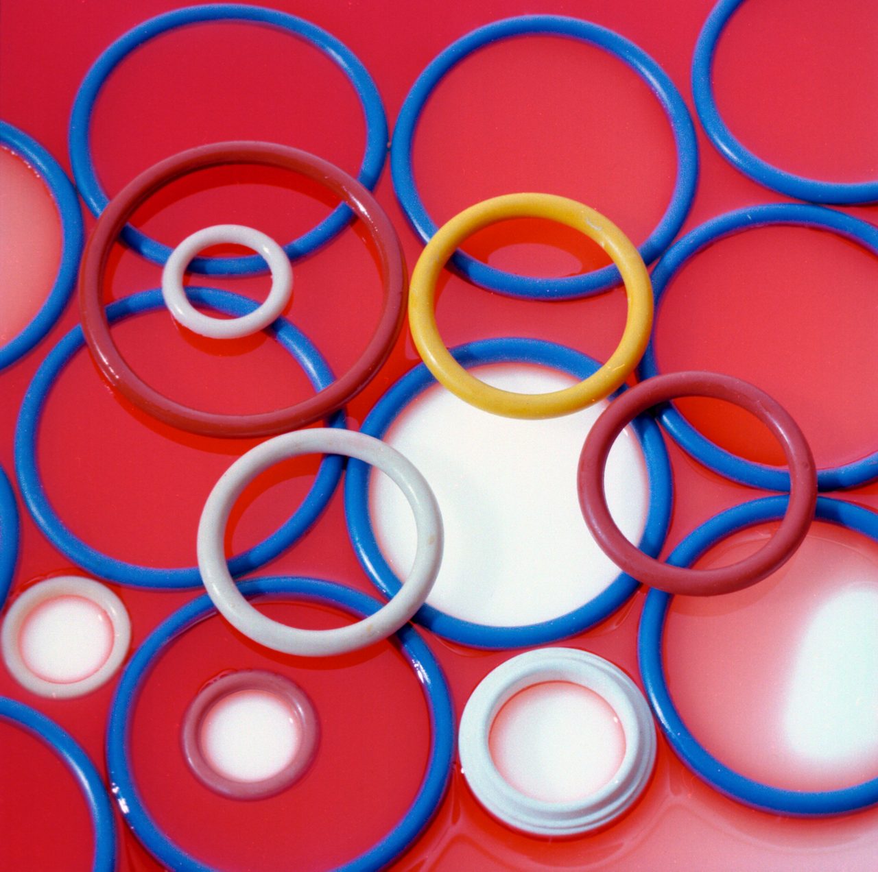 Vários O-rings coloridos moldados a partir de borracha de fluorossilicone.