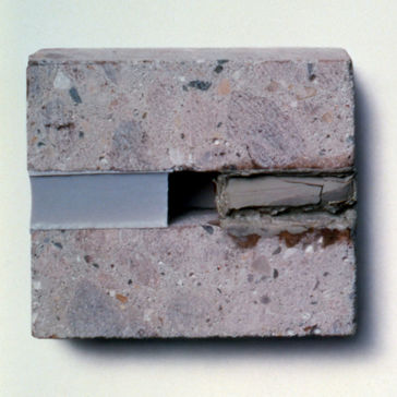 Dois blocos de concreto testando silicone vs. uretano