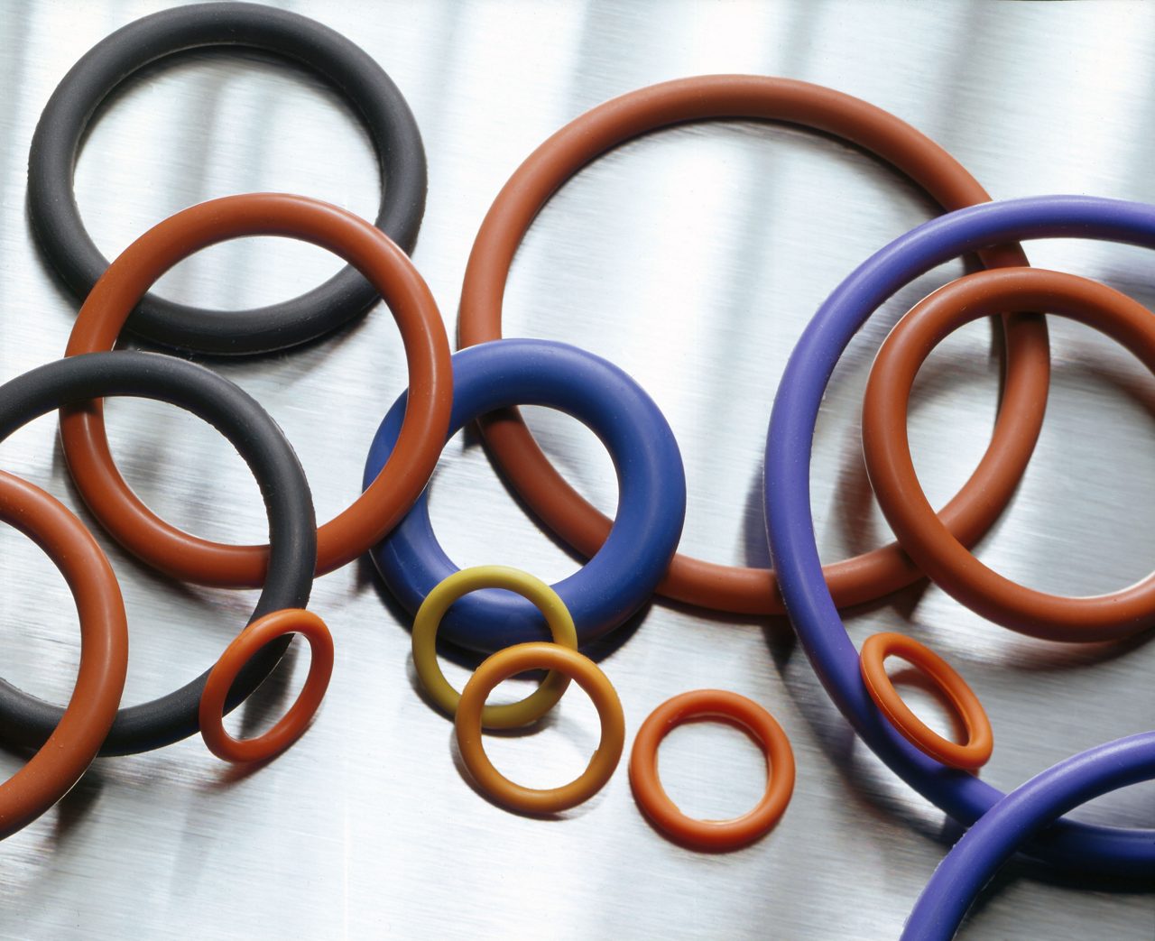 O-rings feitos de borracha de fluorossilicone sobre fundo metálico