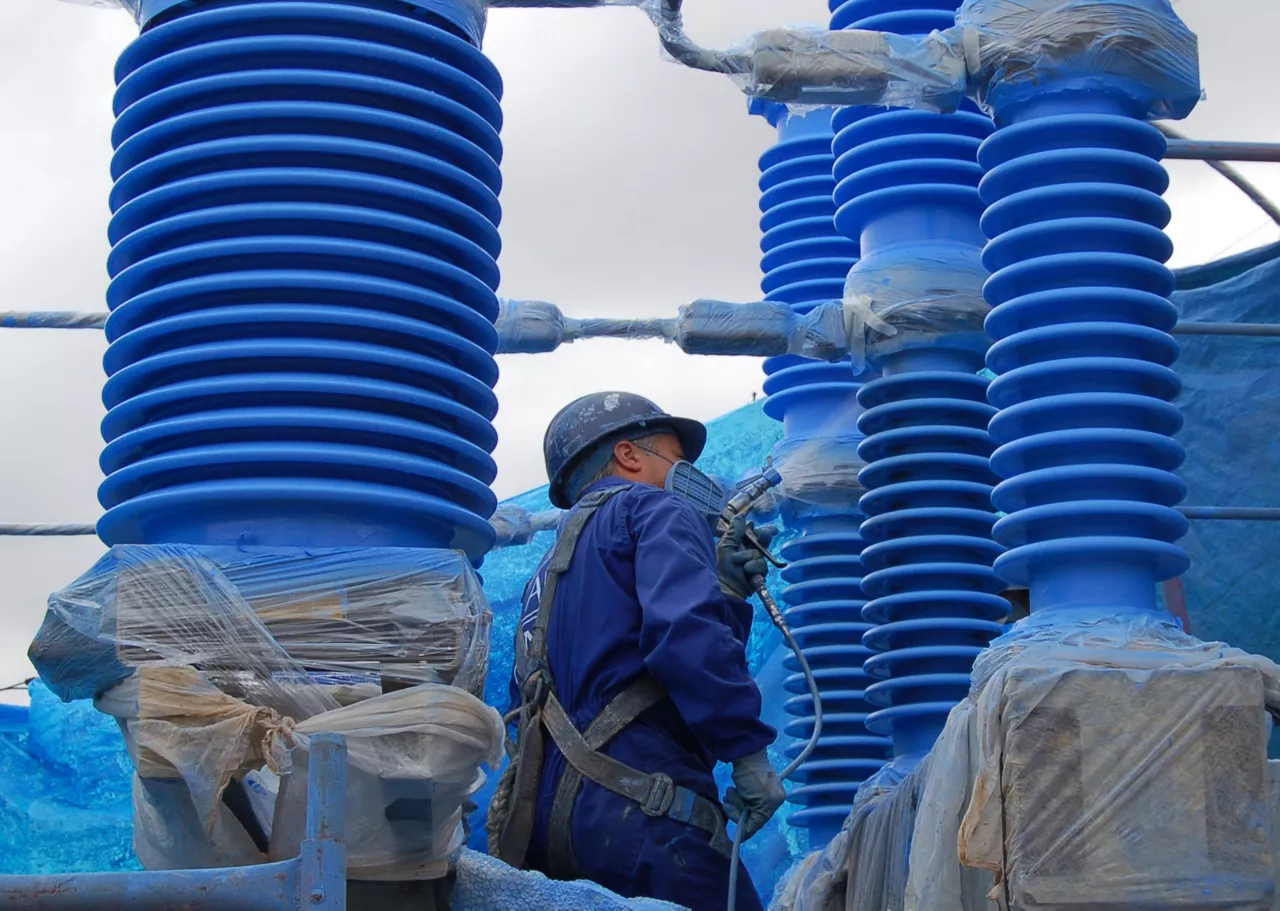 Worker applying Sylgard HVIC to Iberdrola Rocomora substation