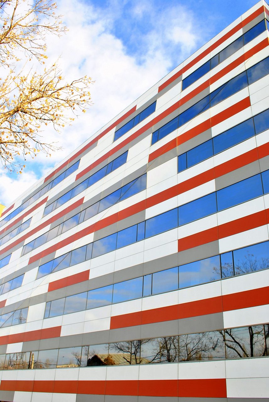 Edificio rojo, blanco y azu