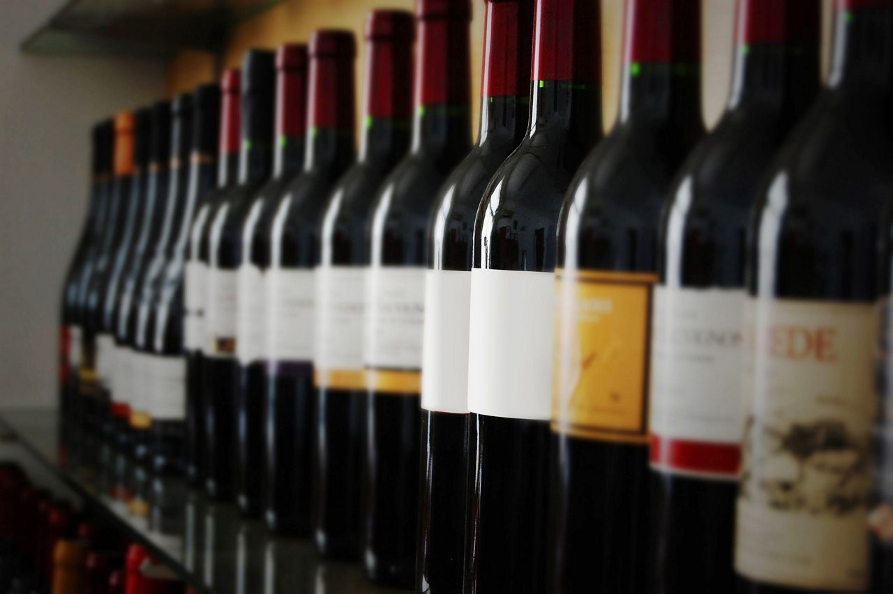 fila de botellas de vino con etiquetas