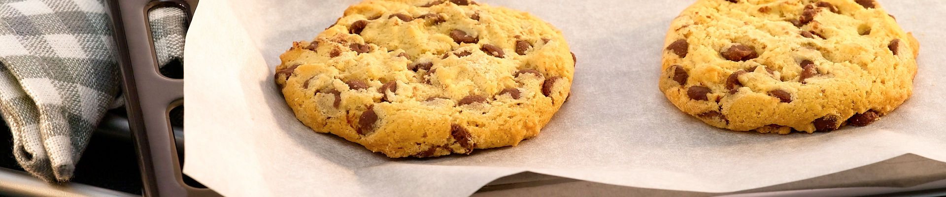  Galletas en bandeja para hornear con papel manteca