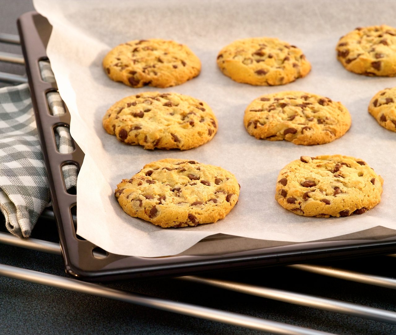  Cookies em folha de cookie forrada com papel vegetal