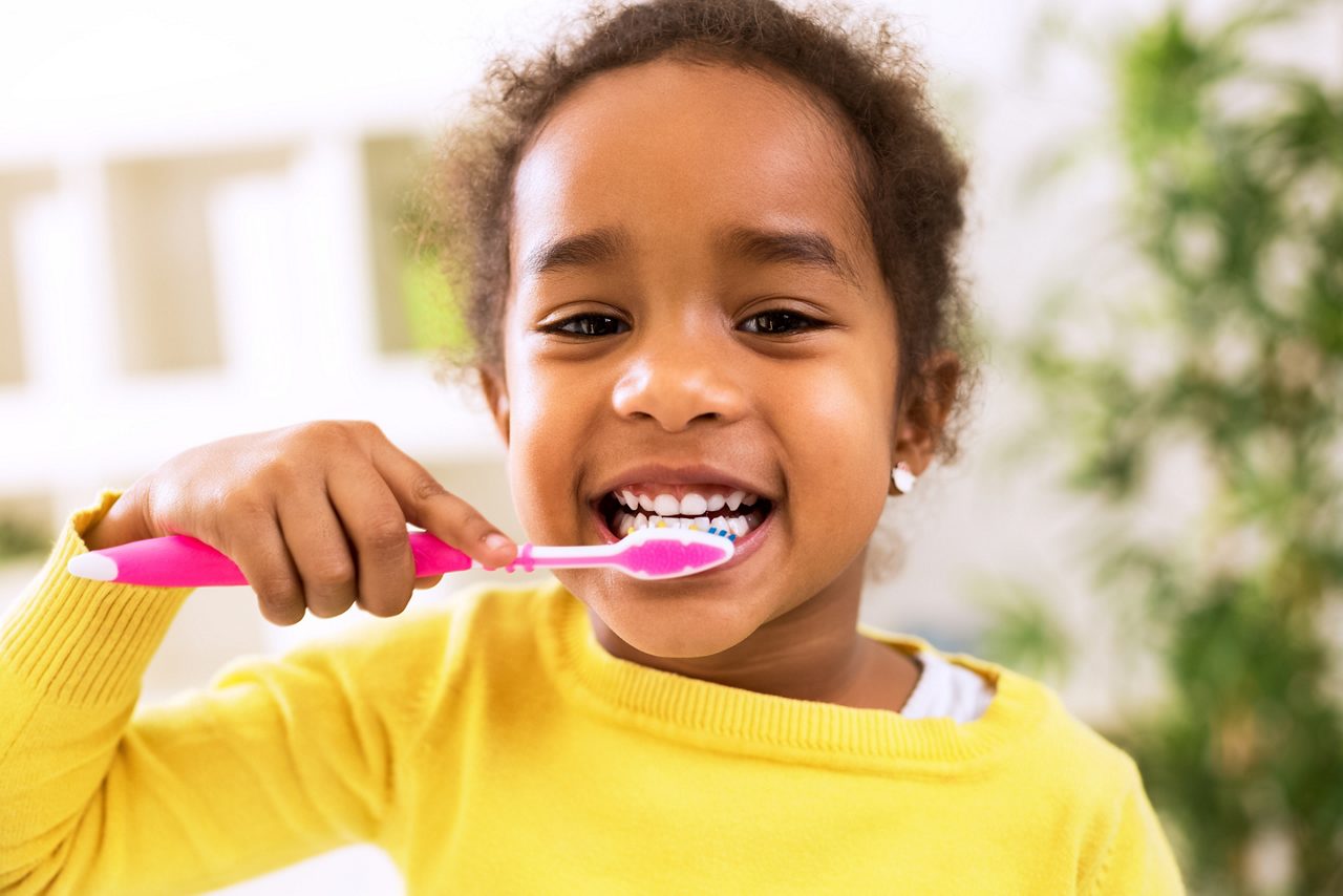 Garotinha escovando os dentes 