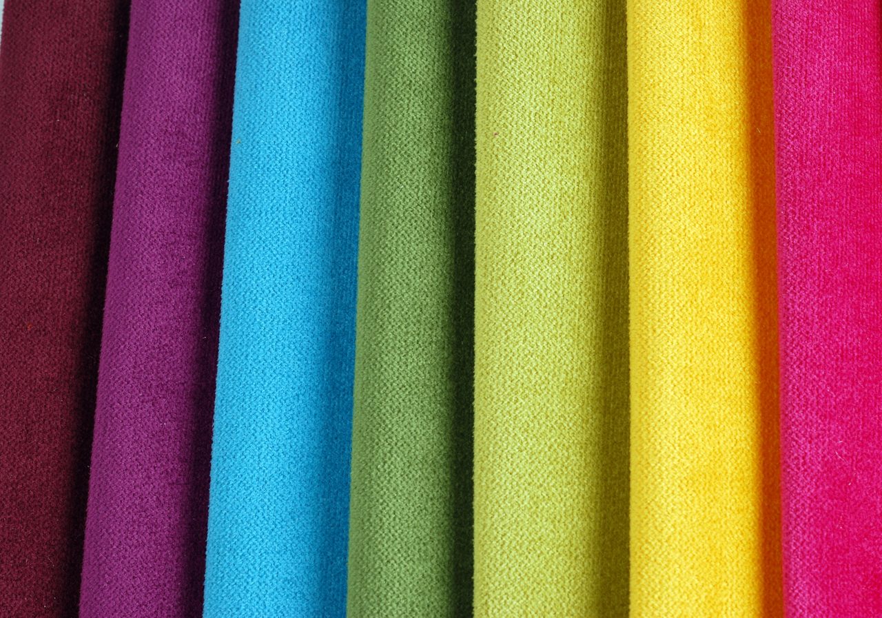紫、青、緑、黄、赤の布地