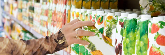 Close-up de uma caixa de papel fêmea de suco de abacaxi da prateleira do supermercado