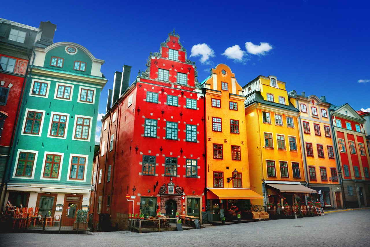 Coloridos frentes de edificios en calles históricas