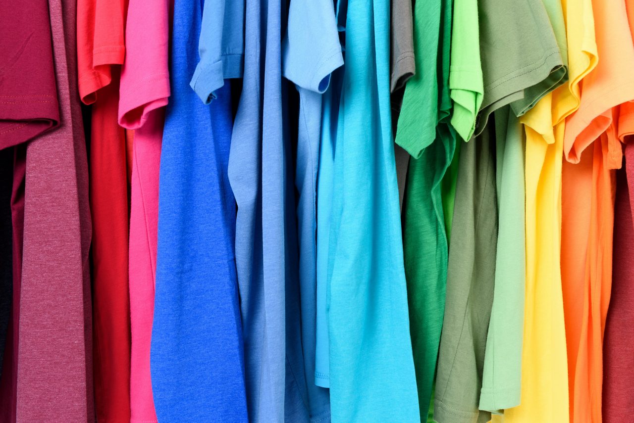 Camisas coloridas usando o processo de tingimento de tecido ECOFAST™
