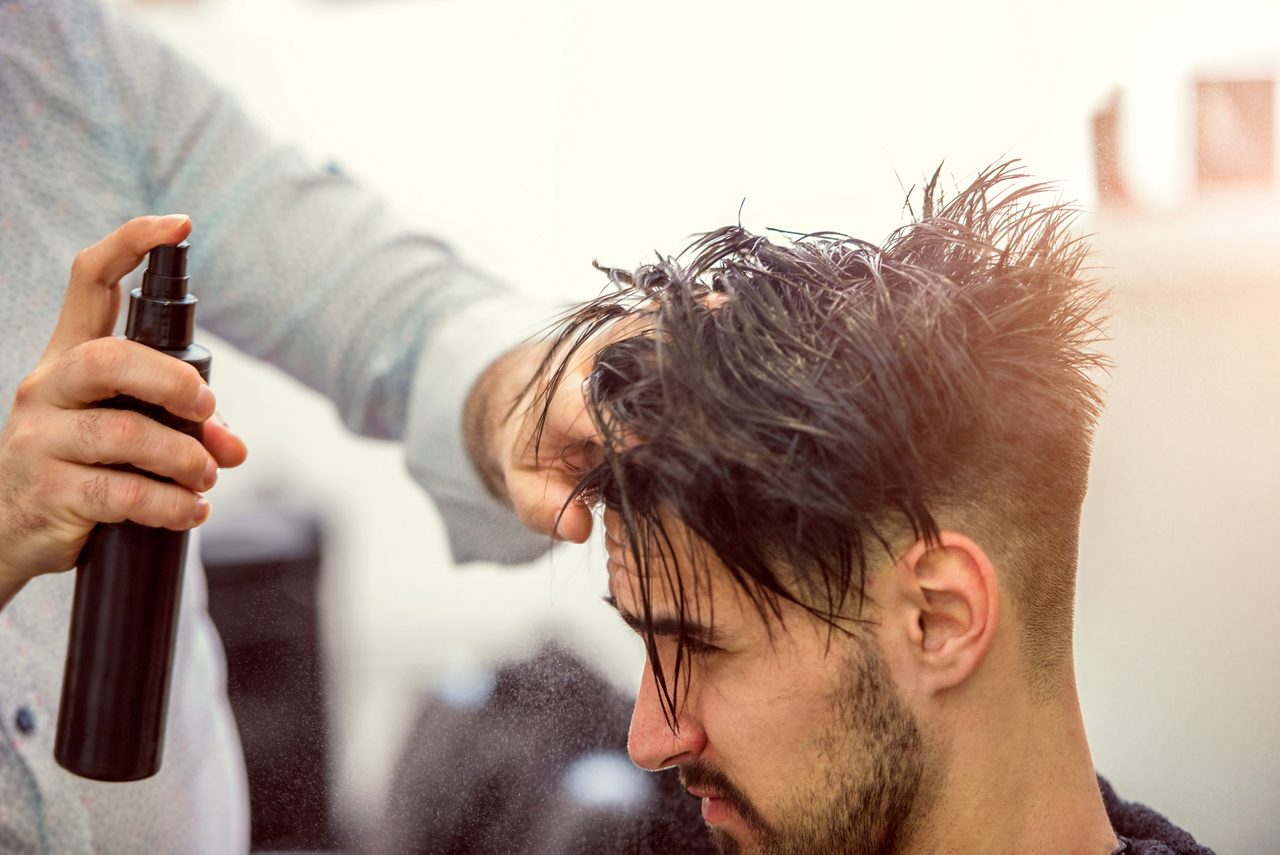 Usar laca para peinar el cabello de una mujer