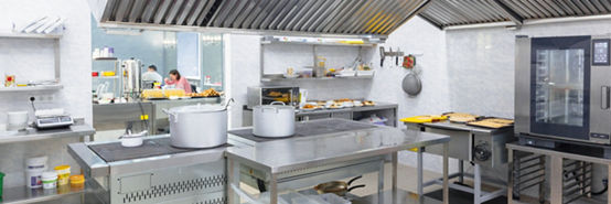 Cozinha profissional limpa e higienizada