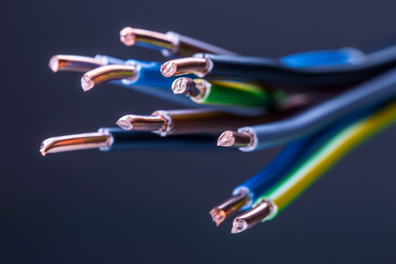 Conjunto de cabos elétricos coloridos.