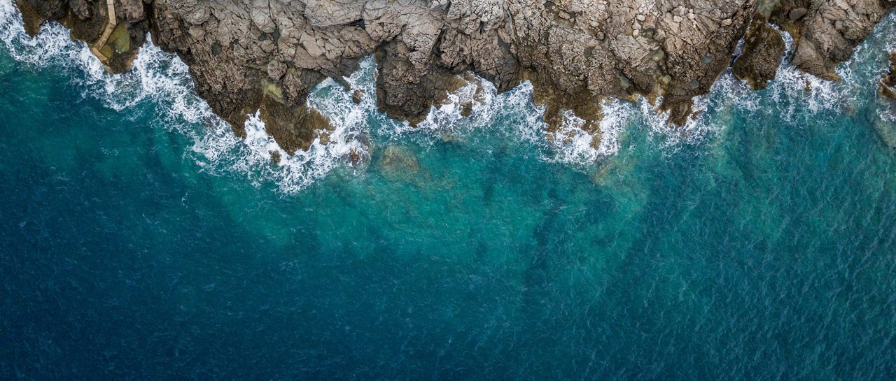 海浪撞到岸上 