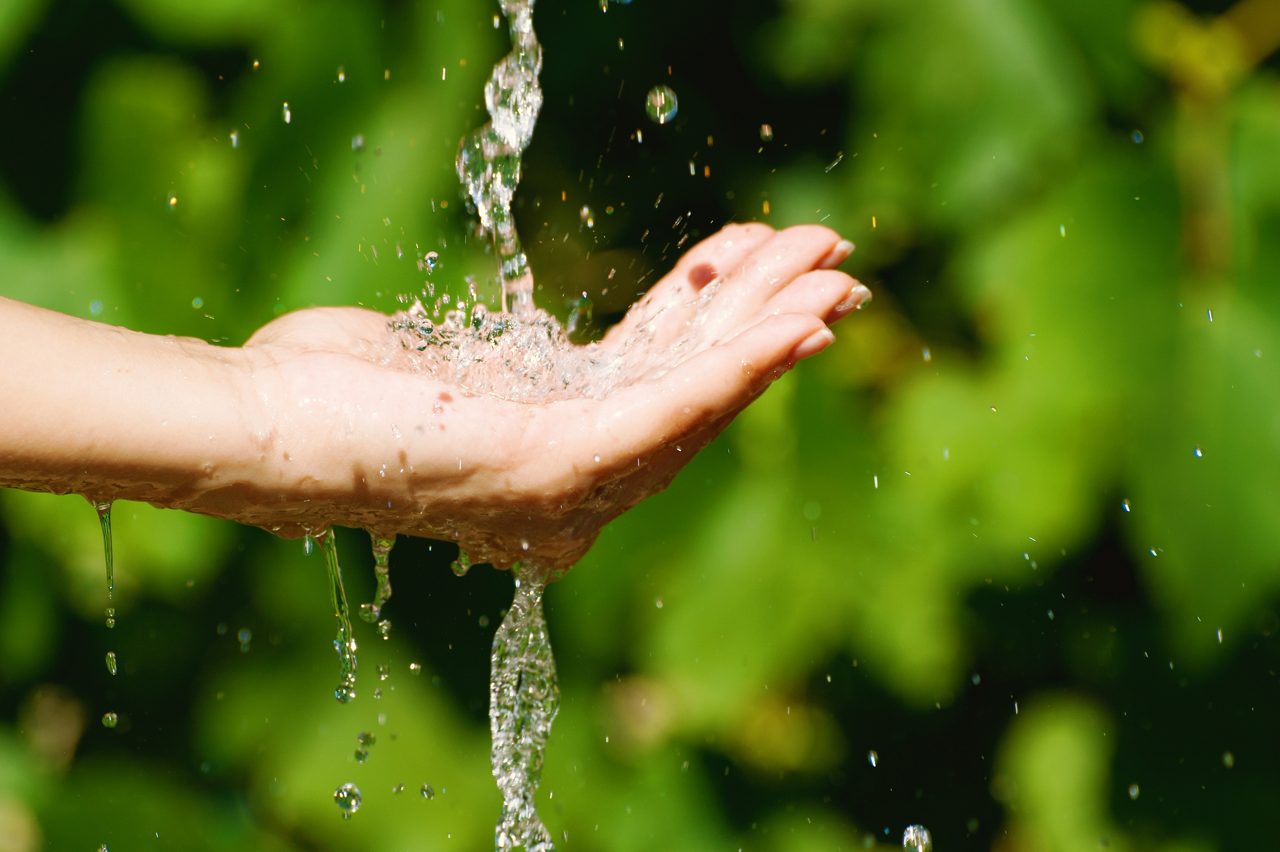 Vertido de agua al aire libre