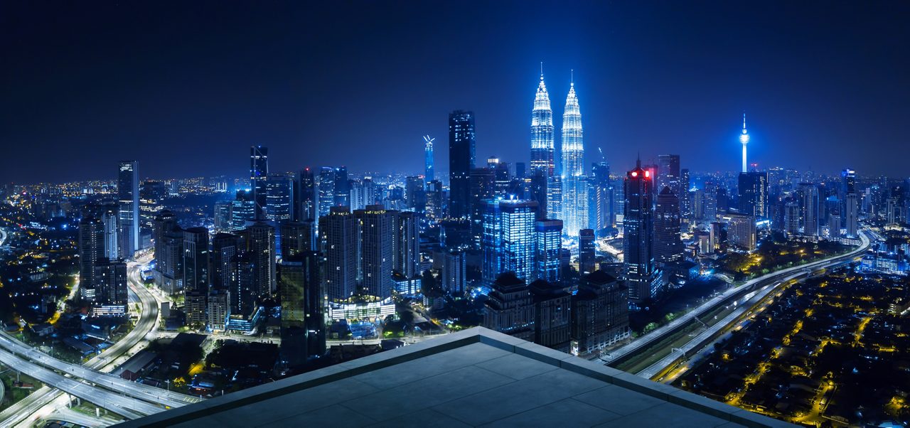 Vista de la ciudad de Kuala Lumpur desde el balcón de la azotea por la noche