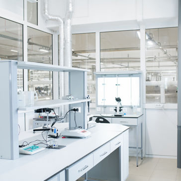 Interior del moderno laboratorio de ciencias sin personas, espacio para fotocopias