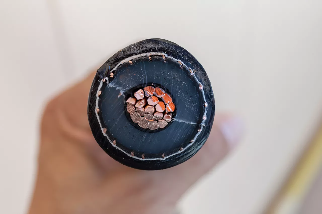 Hand hole medium voltage power cable 95 square millimeter XLPE insulator. Cross linked polythylene.