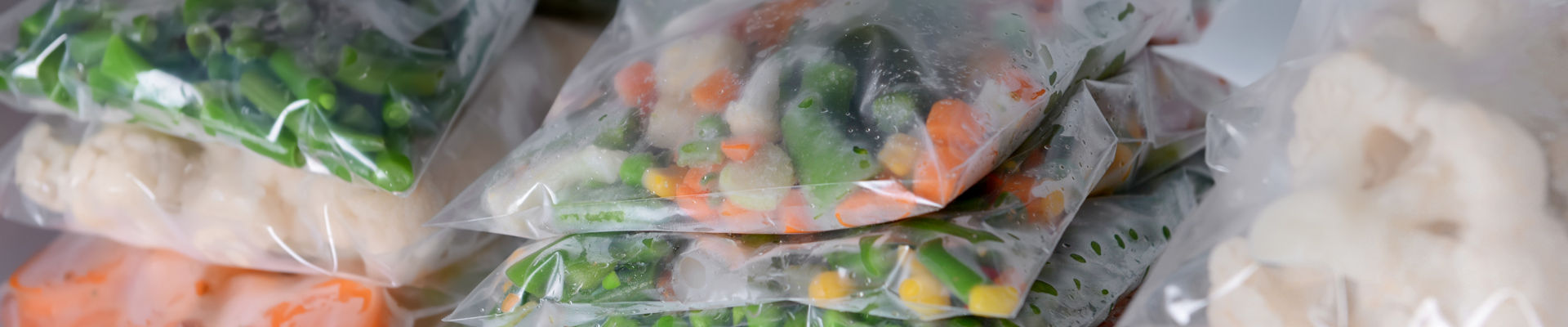 Vegetais congelados no congelador com o logotipo RETAIN