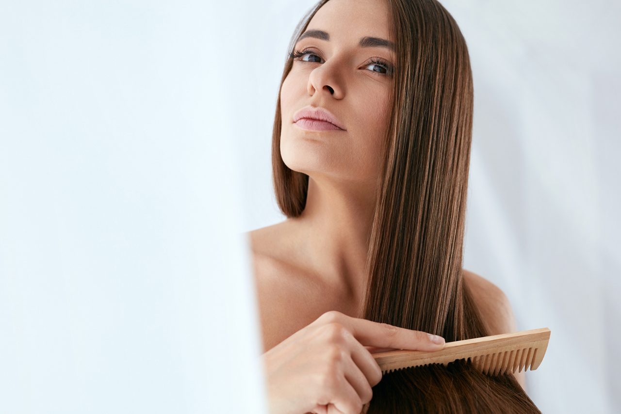 Mujer cepillándose el cabello