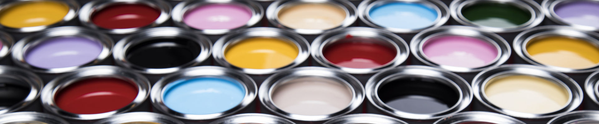 다양한 색상의 페인트를 포함하는 넓은 배열의 개방형 페인트 캔
