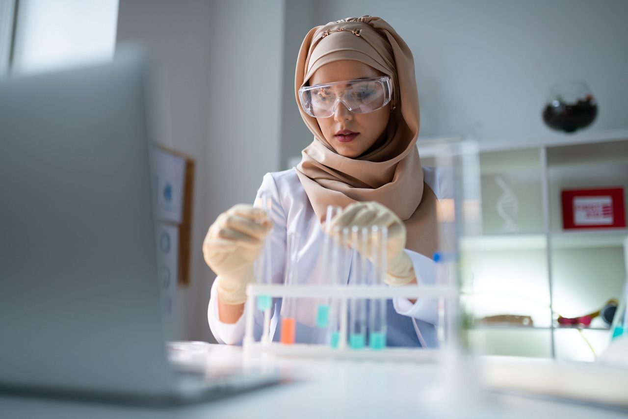 Químico joven en laboratorio 