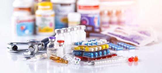 Tema de farmacia, cápsulas con medicamento en paquetes