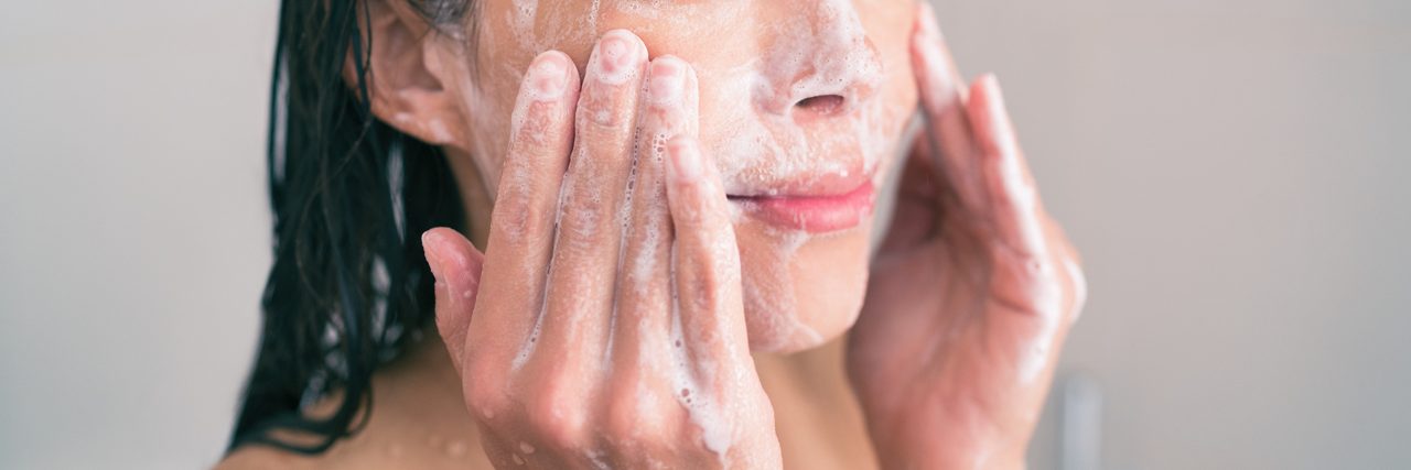 Mujer lavándose la cara 