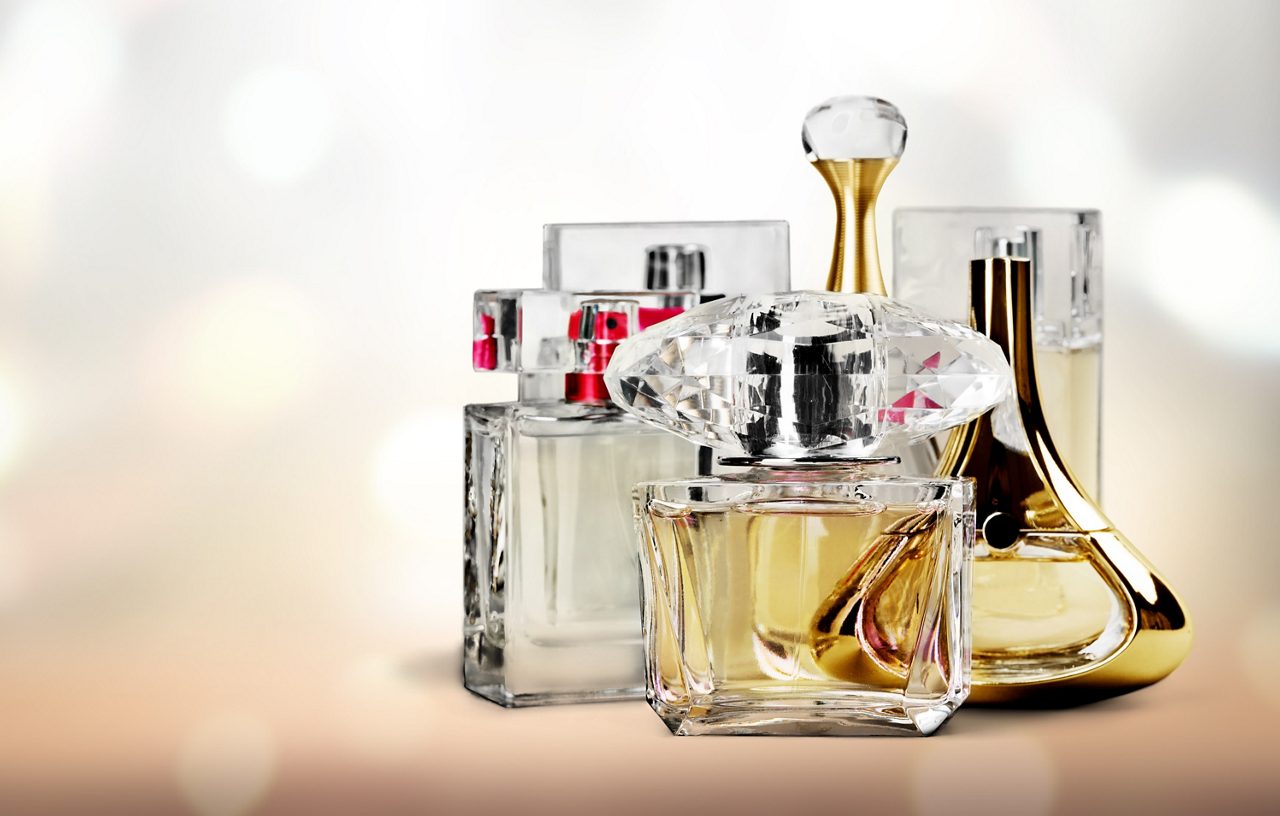 Vários frascos de perfume com tampas decorativas transparentes 