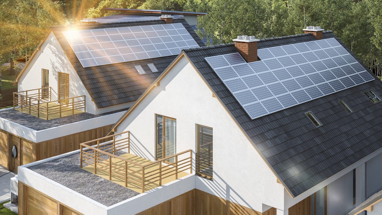 屋顶上带有太阳能电池板的房屋