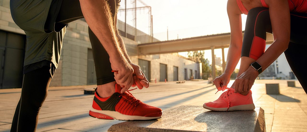 Personas que se atan los cordones en zapatos informales