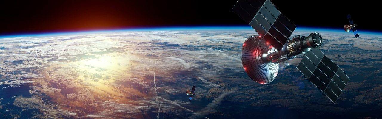 Satélite espacial con antena y paneles solares en el espacio