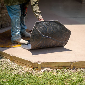 Botas de segurança em um canteiro de obras