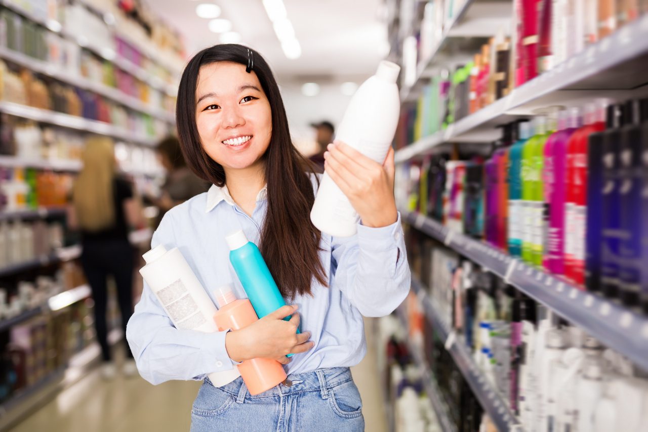 洗濯洗剤を買う女性