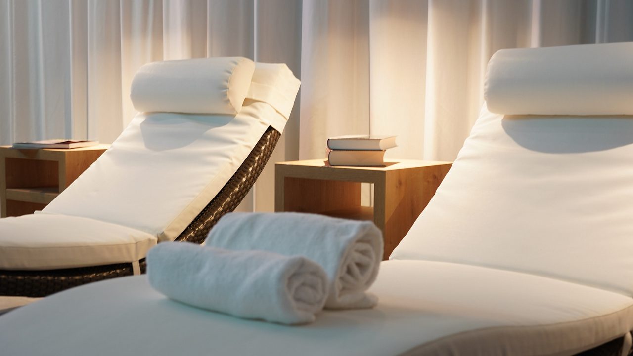 Sauna e spa hotel com limpeza e sem mancha