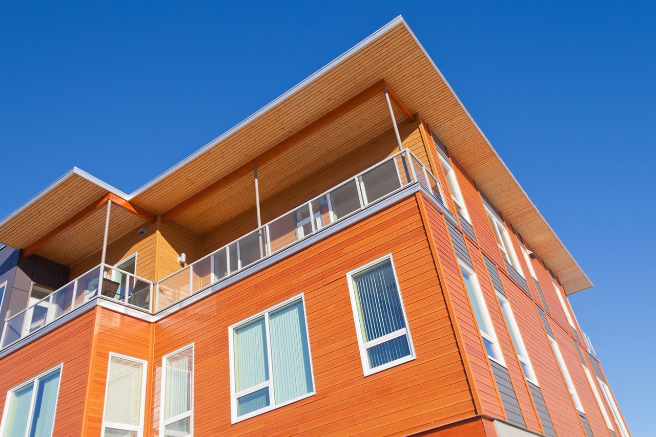 Edificio de apartamentos con paredes exteriores revestidas de madera