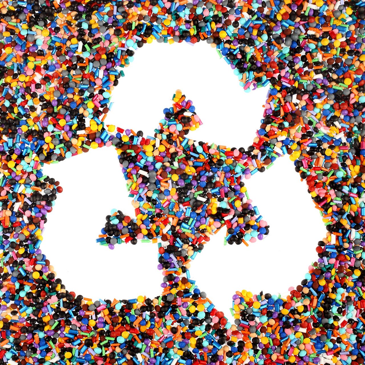 Símbolo de reciclagem no meio de contas de plástico coloridas