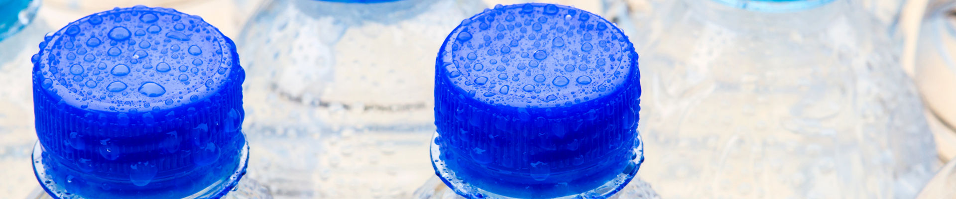 Botella de plástico con agua potable