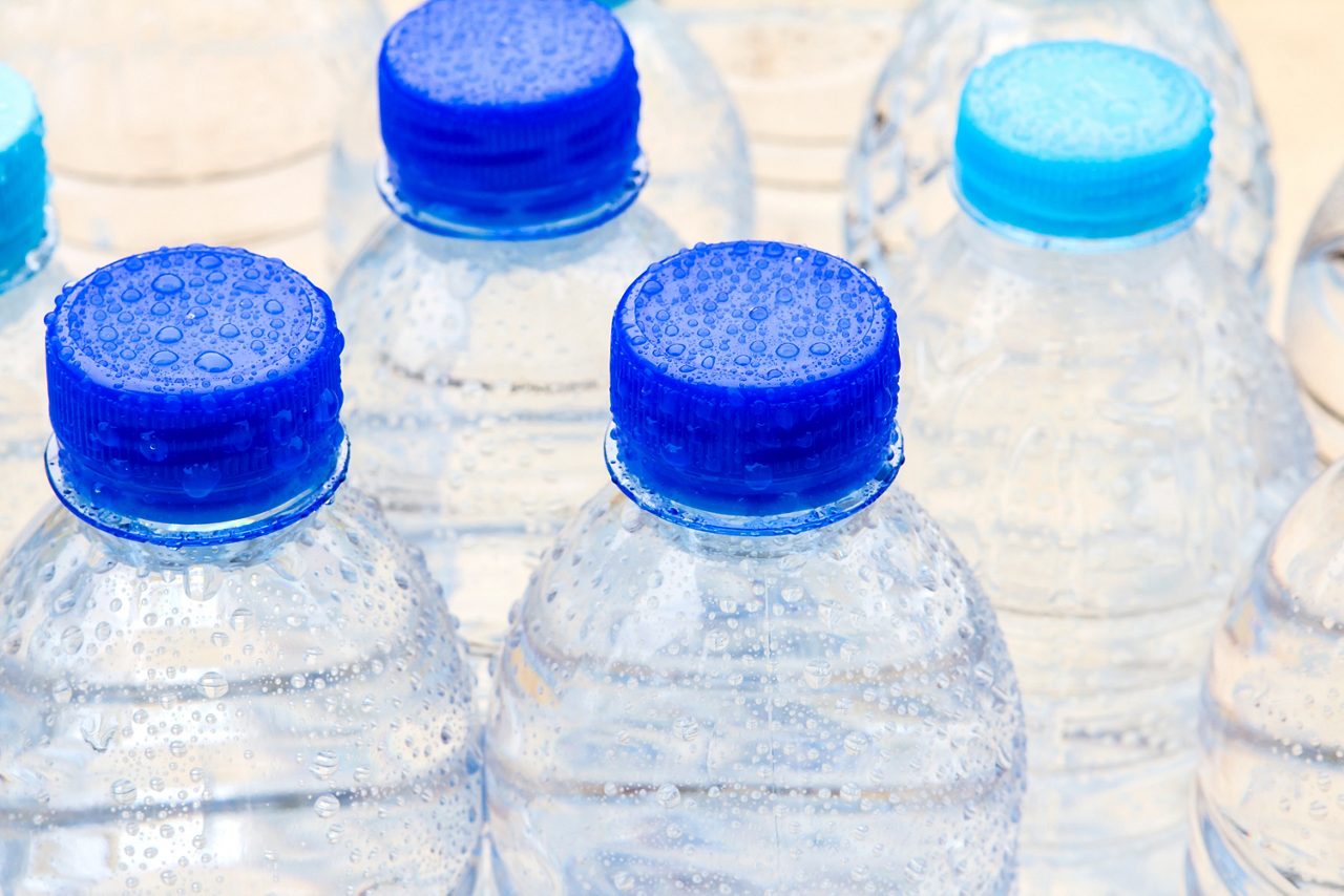 Botella de plástico con agua potable