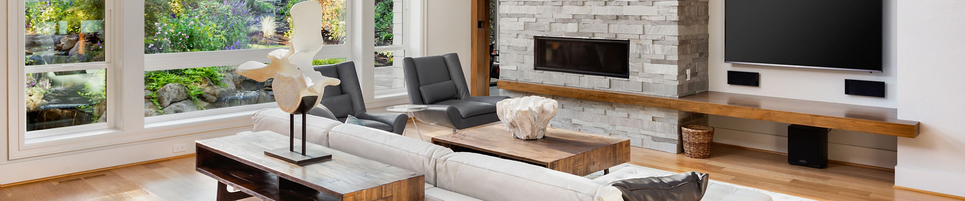现代沙发，起居室里有木质地板