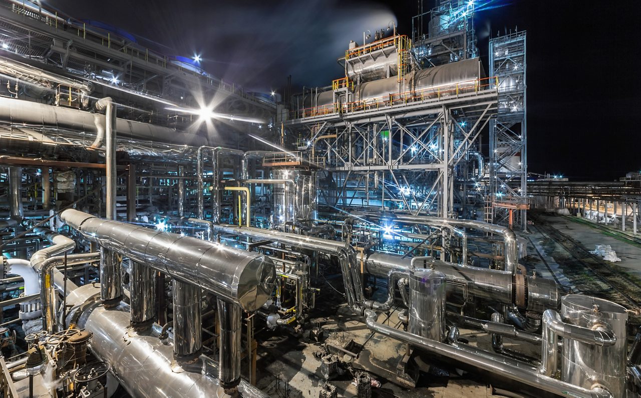 持続可能、効率的、夜間の近代的な化学生産工場