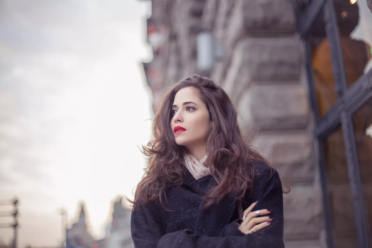 Gorgeous young woman having fun at the city taking a walk on a cold day.