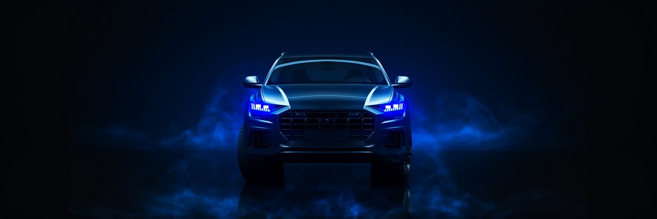 Frente del automóvil con luces LED azules y humo atmosférico en el costado del automóvil