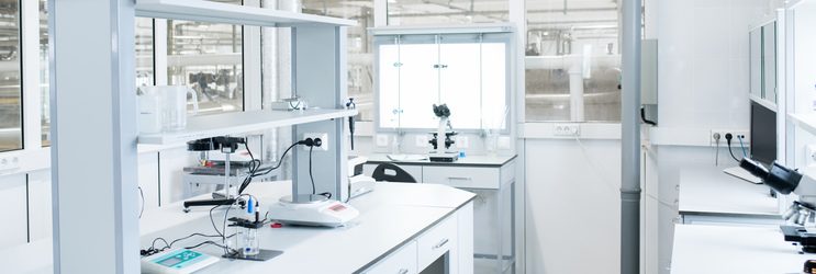 Interior de laboratório de ciência moderna sem pessoas, espaço de cópia