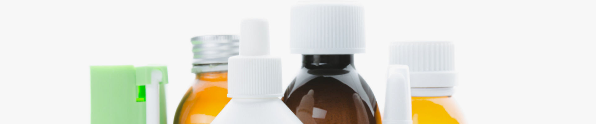 Variedade de frascos de medicamentos em branco