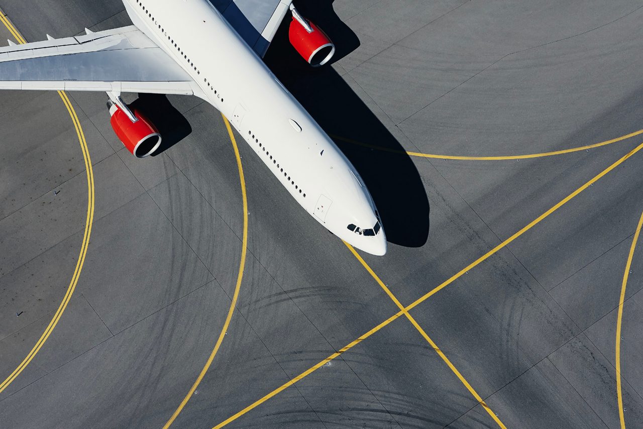 Avião na pista no aeroporto