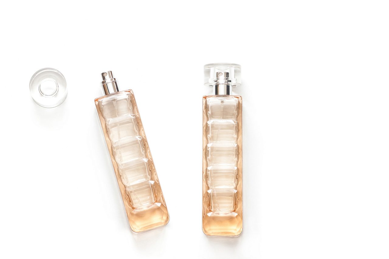 Dois frascos de perfume transparentes isolados no fundo branco