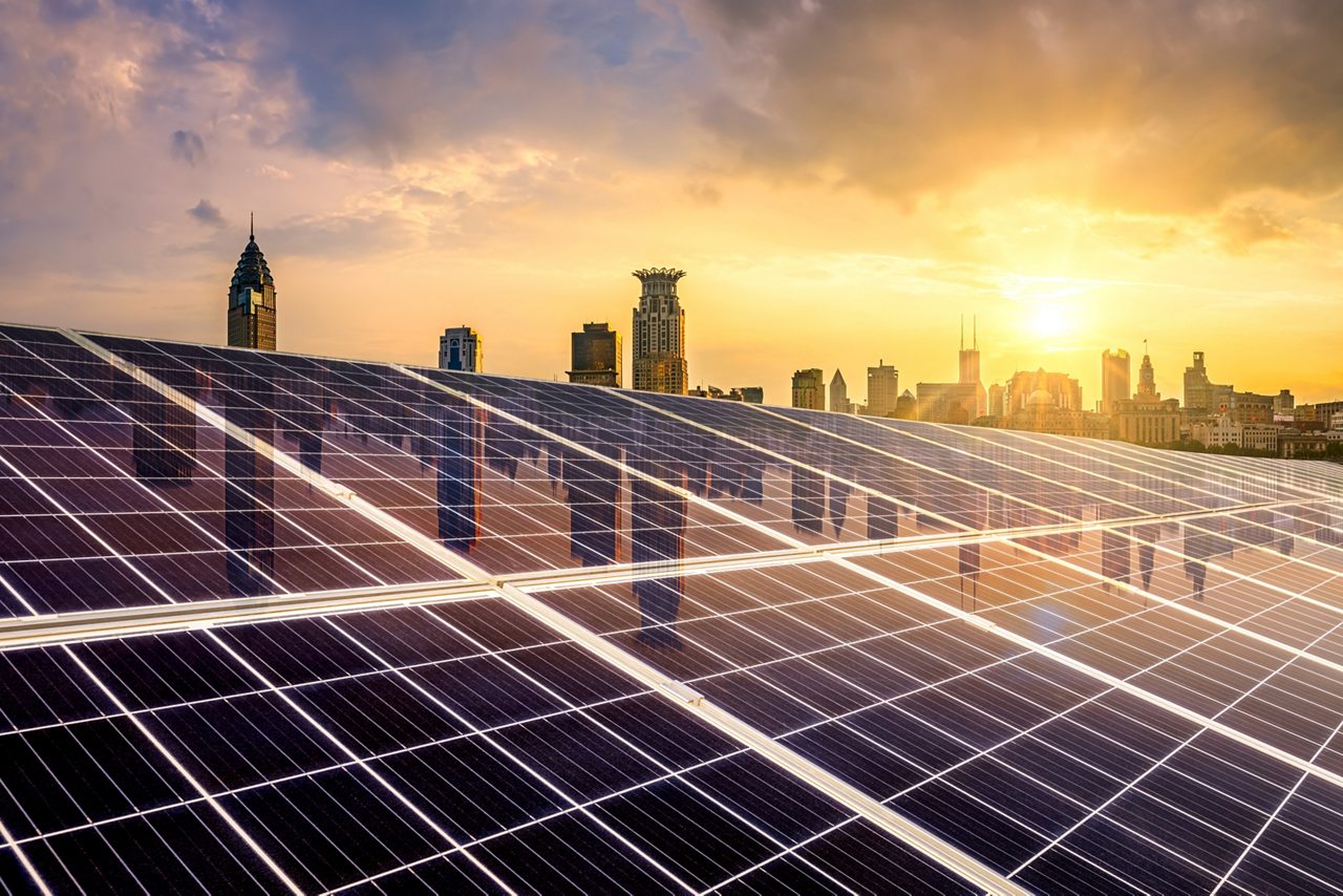 Painéis solares e cena de fornecimento de energia no horizonte da cidade