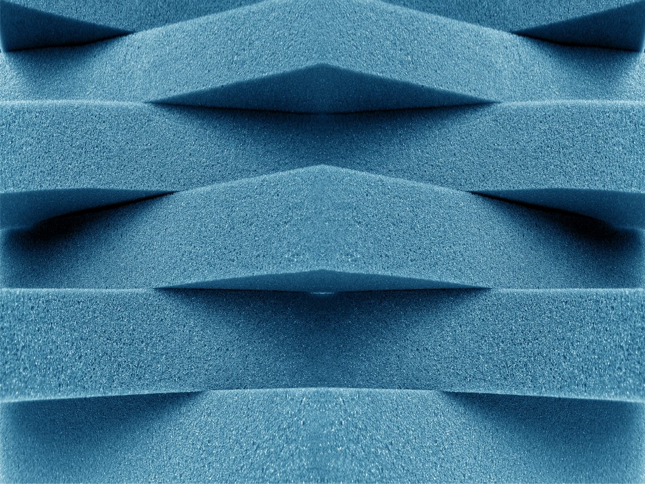 青色の発泡材料を横方向に配置