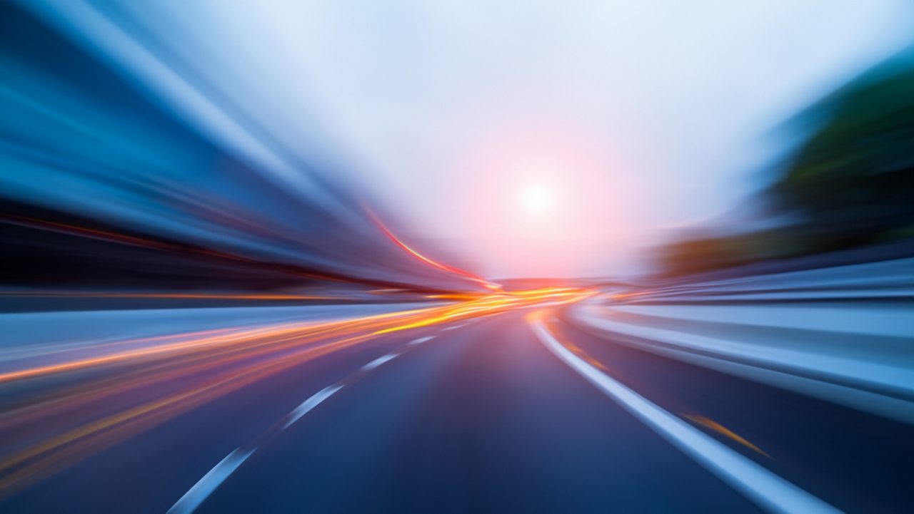 Movimiento de velocidad en carretera borroso al atardecer con faro